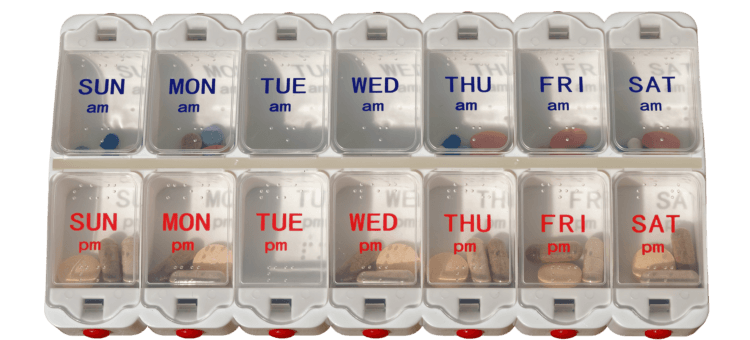pills dispenser with daily markers